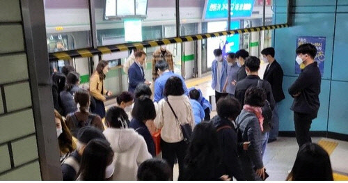 환자를 승강장으로 옮겨 응급조치 중인 잠실역 직원과 시민[서울교통공사 제공]